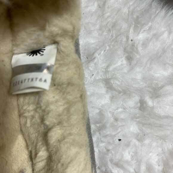 UGG leather suede gray moccasins with sheep skin lining rubber soles siz… - Picture 9 of 10